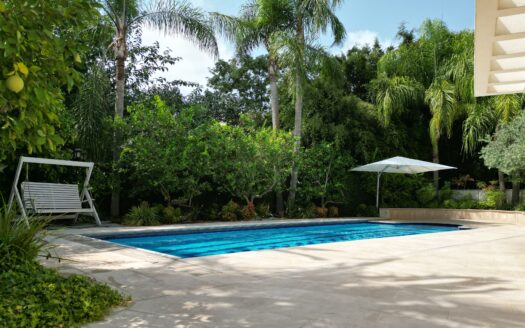 Architect-Designed Home on a 585 m²